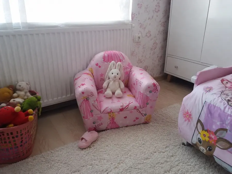 Çocuk odasında pembe prenses koltuk